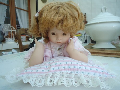 Poupee porcelaine allongee - porcelaine,