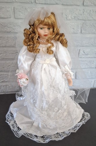 Très belle poupée mariée - très,